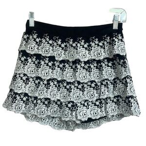 Gianni Bini Endless Roses Embroidered Flowers Tiers Shorts